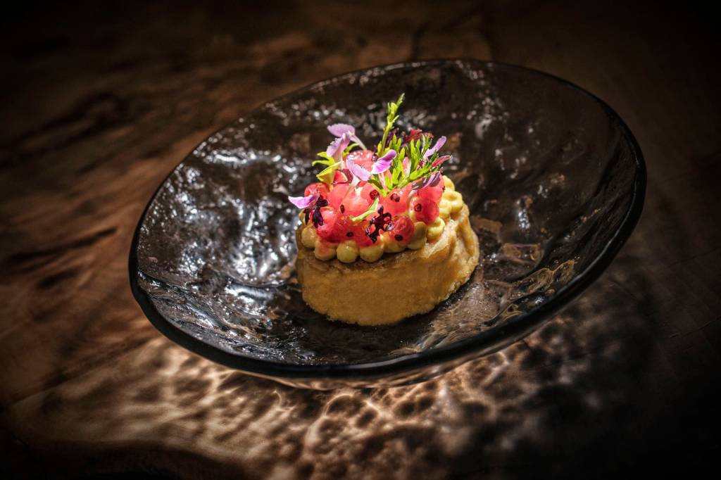 8 Prato de vidro com um prato moderninho de panqueca com pequenas cerejas em cima