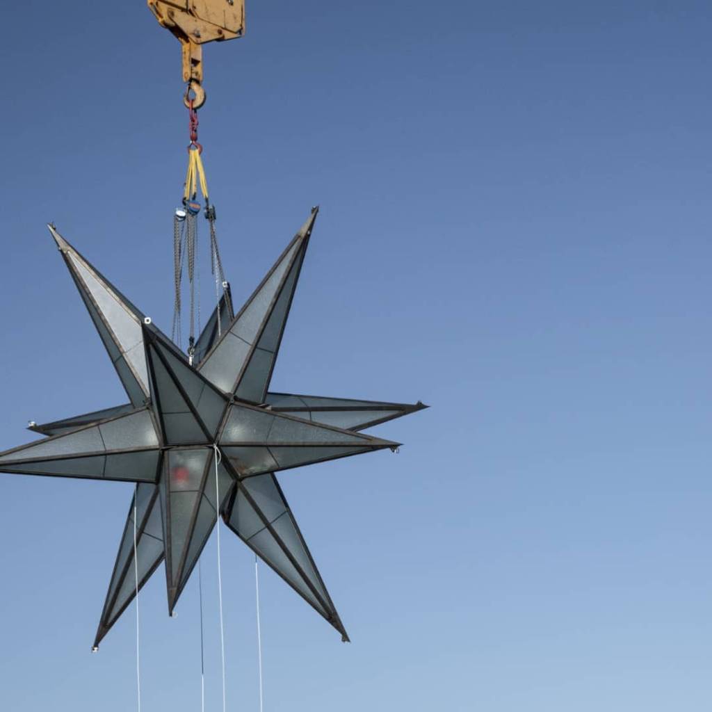 basilicasagradafamilia-262090218_461964915344104_991082089225113964_n A estrela de vidro texturizado, que pesa 5,5 toneladas