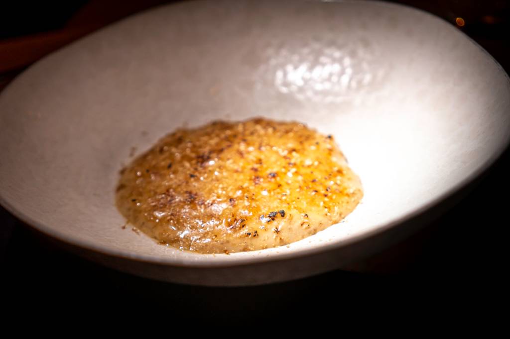 11 Prato com um creme de arroz doce amarelado e gratinado