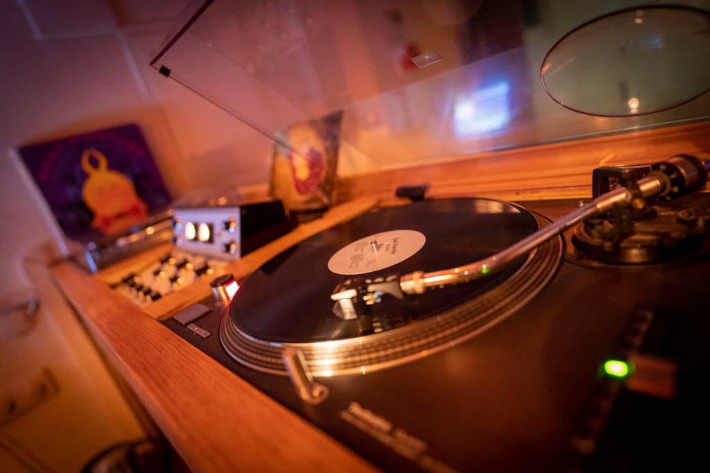 2 Toca-discos de vinil semi-aberto, a tocar