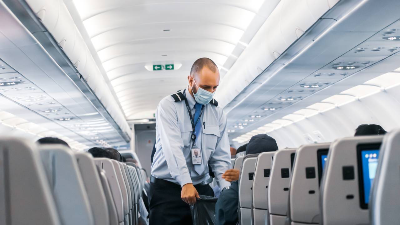 Comissário de bordo dentro de aeronave