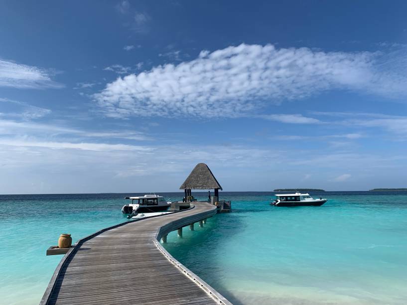 O píer do centro de mergulho do Kihavah é cercado por um belíssimo arrecife O píer do centro de mergulho do Kihavah é cercado por um belíssimo arrecife