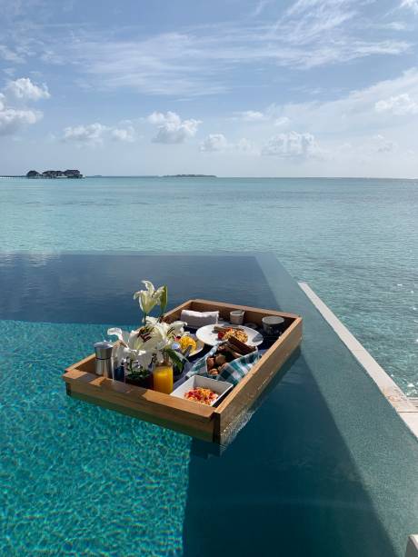 Café flutuante pronto para o Instagram na piscina do Niyama Café flutuante pronto para o Instagram na piscina do Niyama