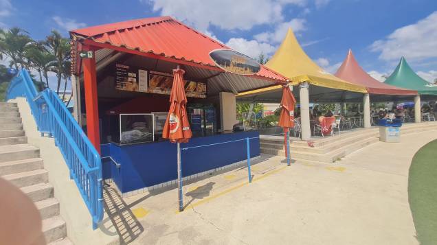 As opções de comida são os lanches e os espetinhos que podem ser encontrados em várias casinhas espalhadas. Crédito: As opções de comida são os lanches e os espetinhos que podem ser encontrados em várias casinhas espalhadas. Crédito: