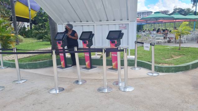 Fazendo os pedidos pelos totens, os lanches do Snack Bar ficam prontos em um minuto. Há uma funcionária que ajuda os visitantes que estão com dificuldades durante esse processo. Crédito: Fazendo os pedidos pelos totens, os lanches do Snack Bar ficam prontos em um minuto. Há uma funcionária que ajuda os visitantes que estão com dificuldades durante esse processo. Crédito: