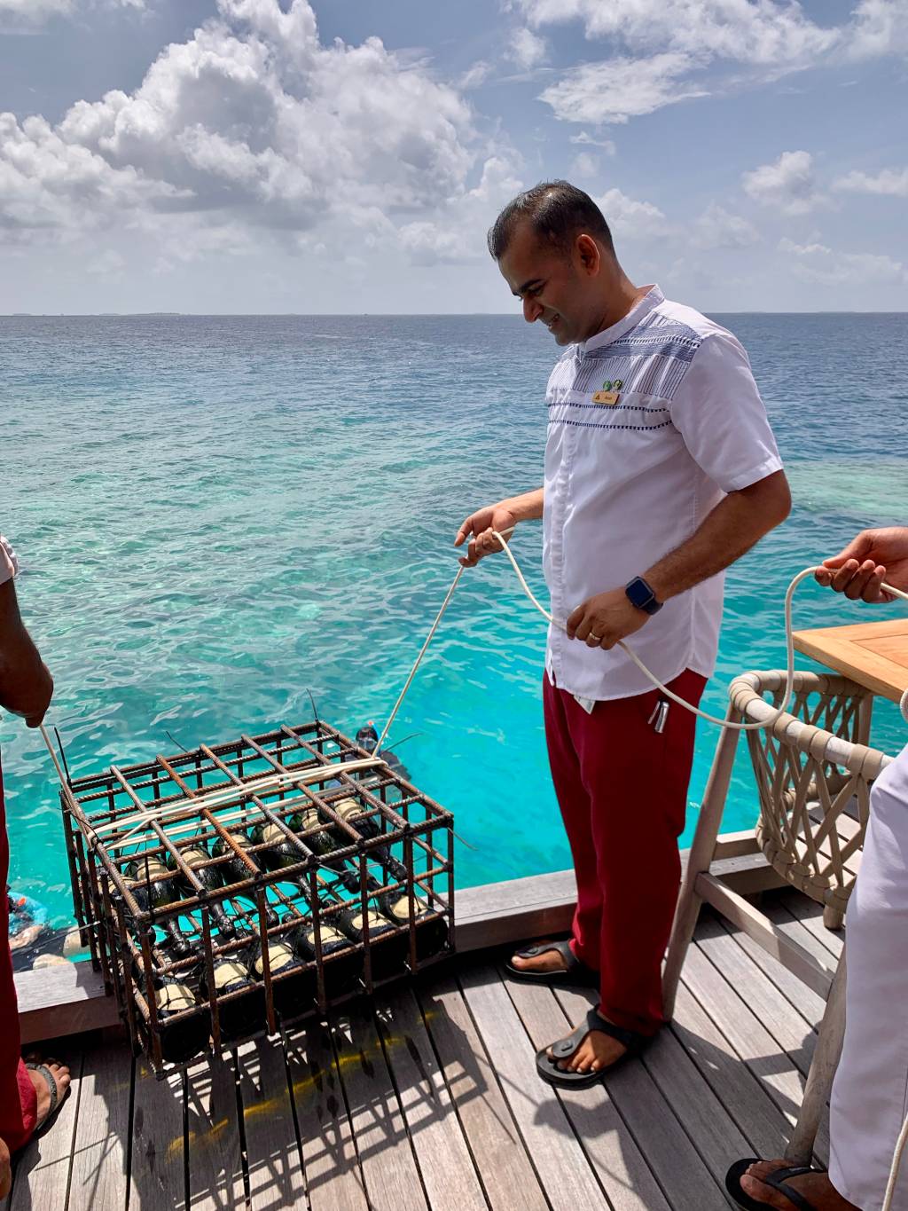Anantara_Kihava_Maldives – 11 O sommelier Arun prestes a despachar algumas garrafas de Don Perignon para o fundo do mar
