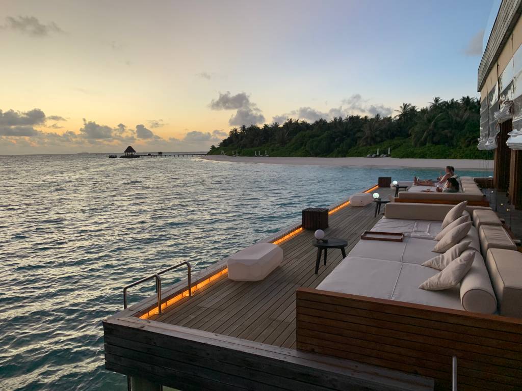 Anantara_Kihava_Maldives – 8 Terraço do Sky: champanhe no fim da tarde para olhar para o céu
