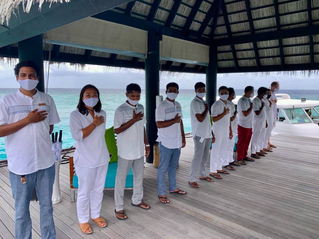 Anantara_Kihavah_Maldivas – 14 Saudação ao estilo maldiviano: mão direita no lado esquerdo do peito