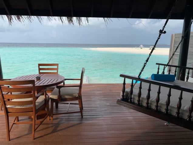 No terraço, dá pra exercitar o dolce far niente tanto no balanço tipicamente maldiviano como nas redinhas suspensas sobre o mar No terraço, dá pra exercitar o dolce far niente tanto no balanço tipicamente maldiviano como nas redinhas suspensas sobre o mar