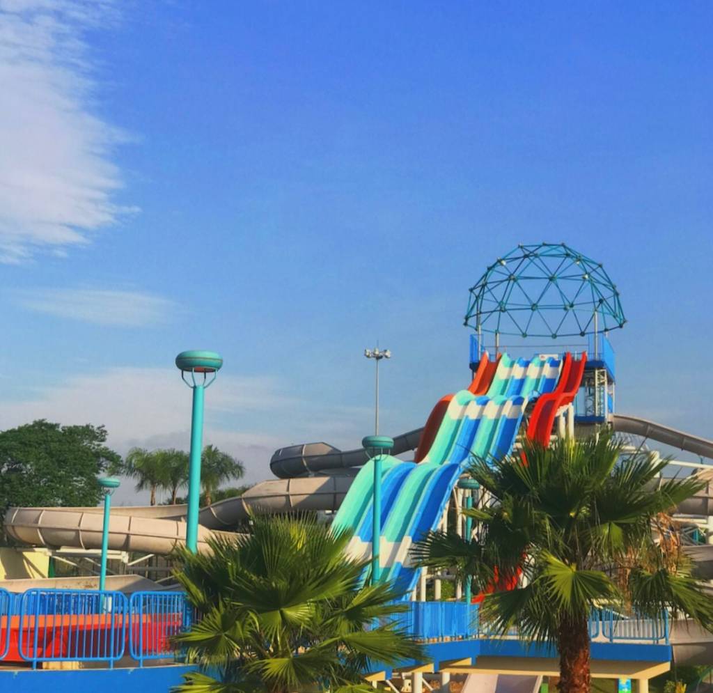 Wet’n Wild – Kamikaze e R4lly A imagem mostra vários escorregadores, um laranjas, quatro azuis e um vermelho.