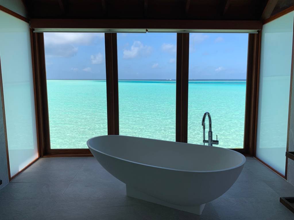 Anantara_Dhigu – 12 Banheira com vista no bangalô sobre a água