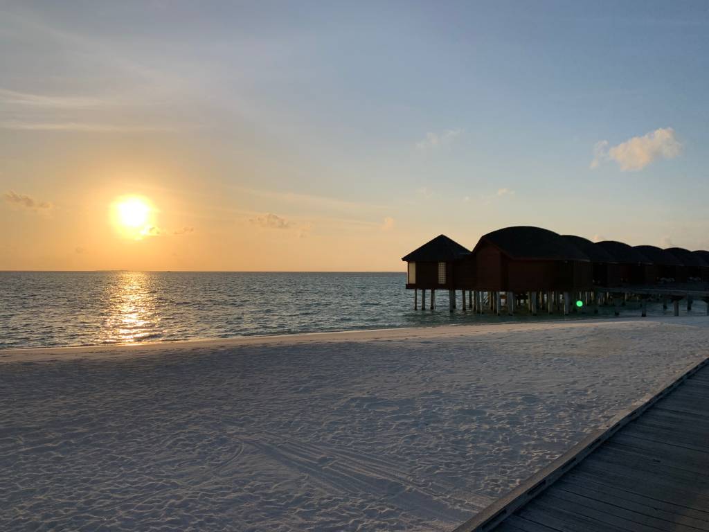 Anantara_Dhigu – 17 Pôr do sol diante dos bangalôs de palafitas