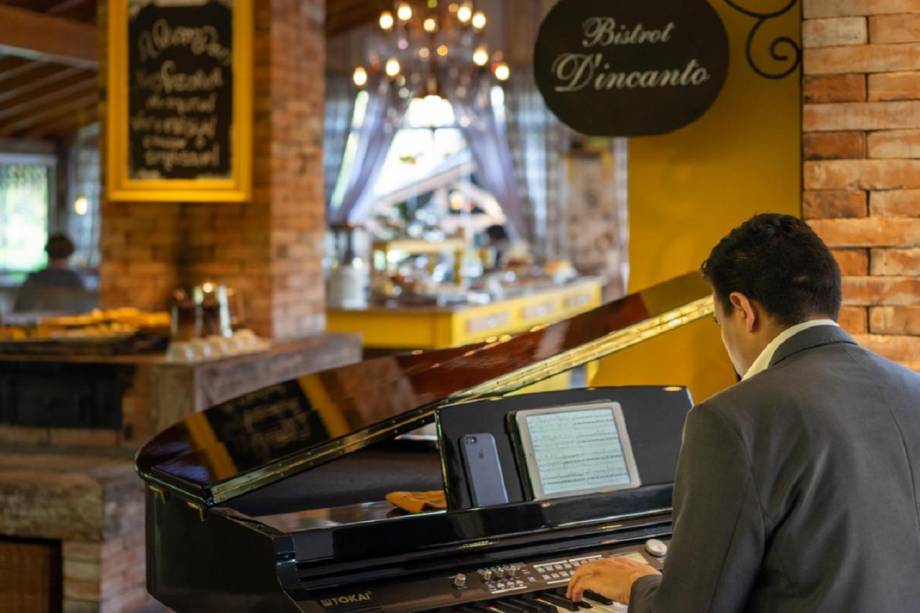 Em alguns jantares, há música ao vivo sendo executada por um pianista Em alguns jantares, há música ao vivo sendo executada por um pianista