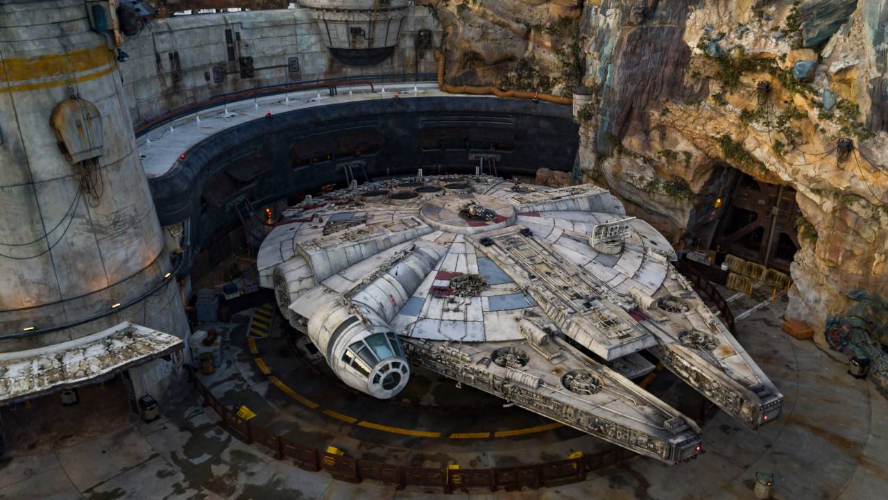 A fotografia mostra uma nave espacial redonda perto de uma pedra desértica bege