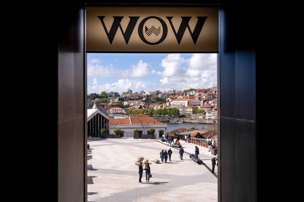 103 Vista de uma janela onde lê-se WOW e vê-se um pátio e a cidade do Porto ao fundo