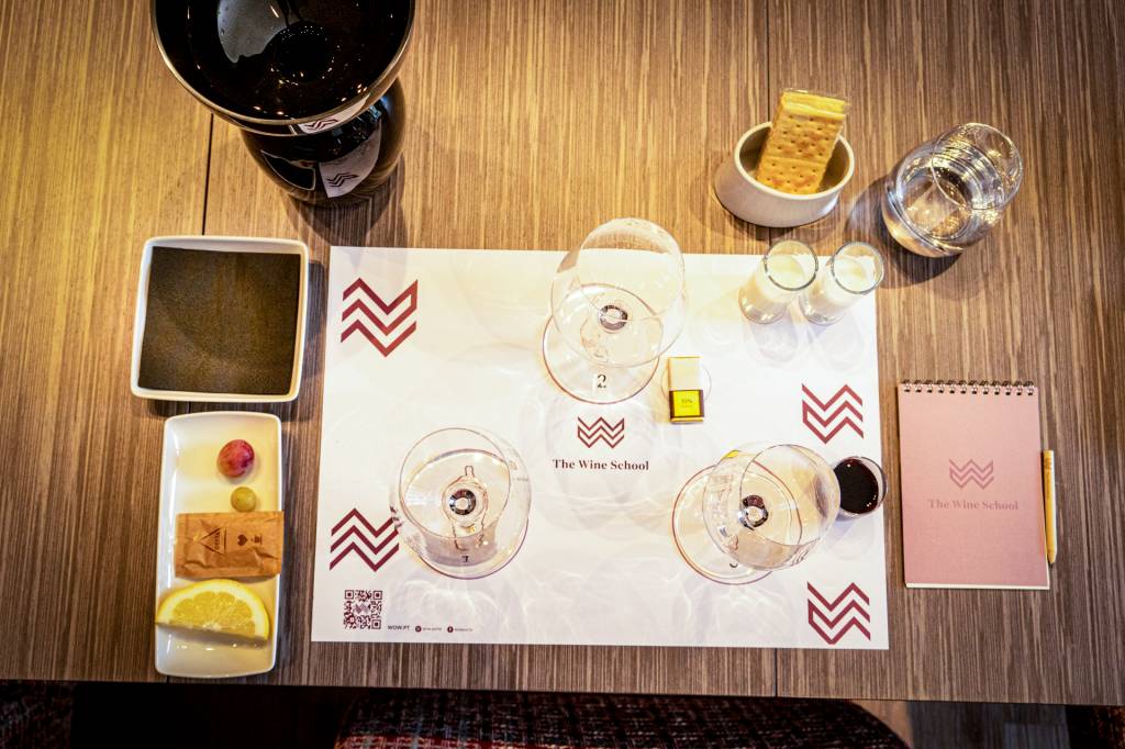 47 Três copos de vinho e alimentos como leite, manteiga e chocolate para uma aula de degustação de vinhos