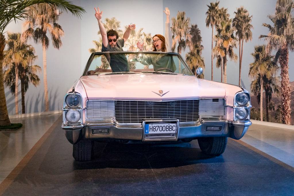 _DSC4138 Casal posa em um cadillac conversível cor de rosa