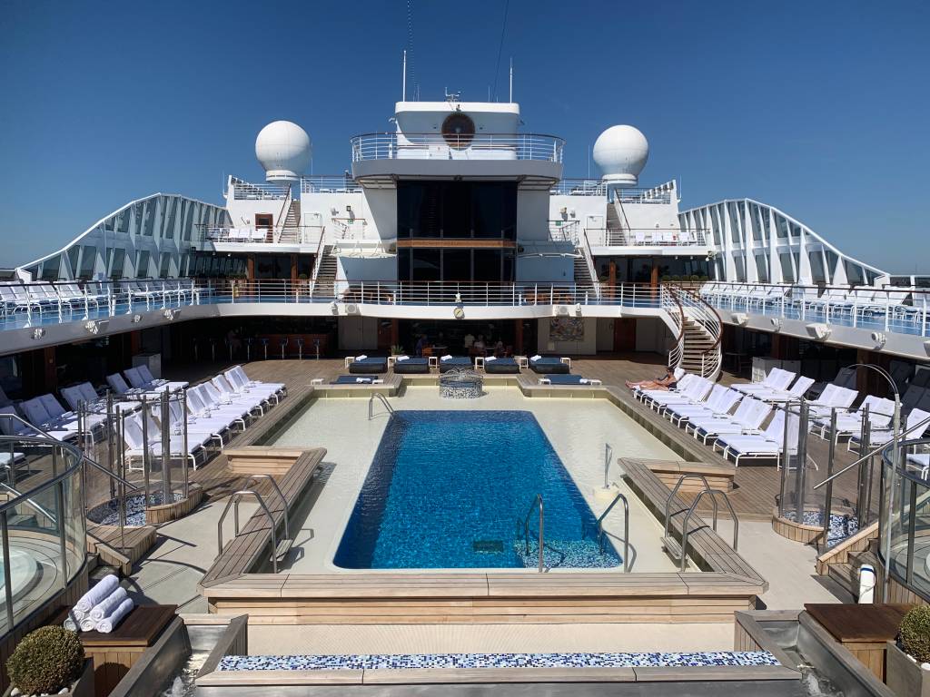 OceaniaMarina_Dri – 1 A piscina do Marina completamente vazia na parada em Riga, em pleno verão