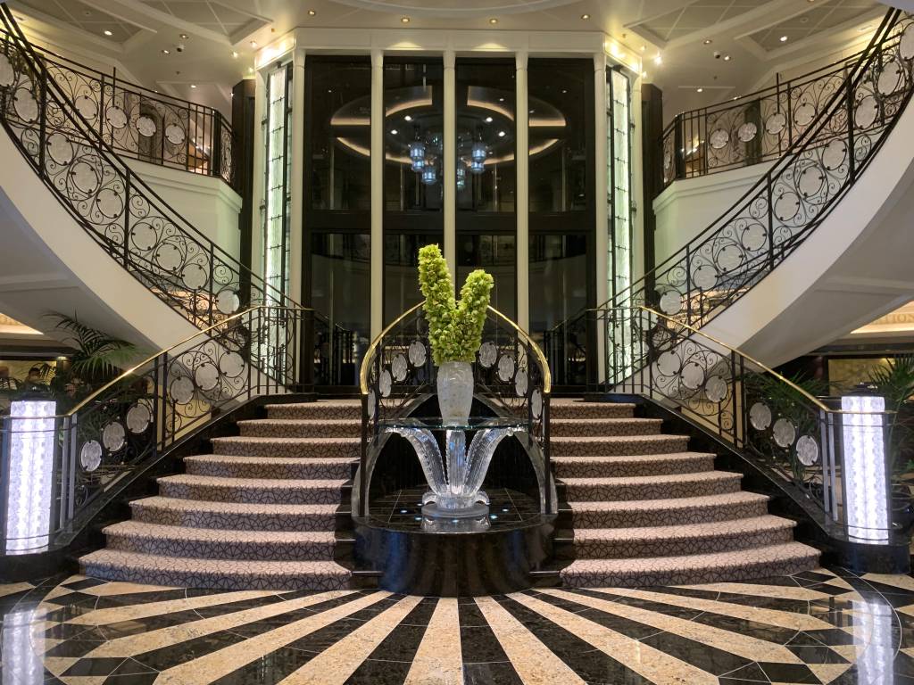 OceaniaMarina_Dri – 3 A escadaria do lobby diz o que está por vir: luxo à moda antiga