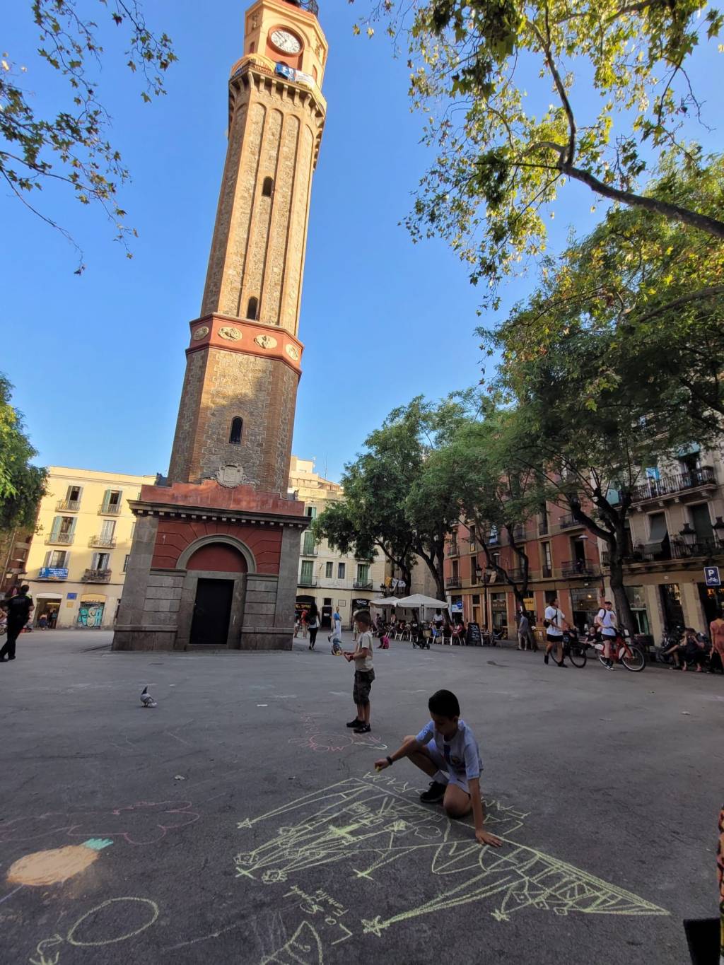 A criançada na Plaça de Vila de Gràcia