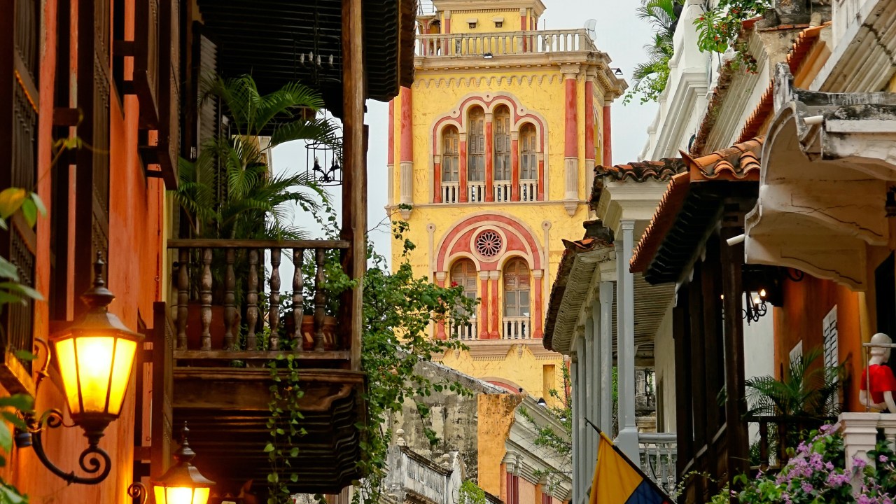 A imagem mostra uma rua de prédios históricos com cores vibrantes