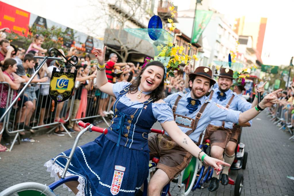 Ã imagem mostra pessoas felizes vestindo trajes alemães