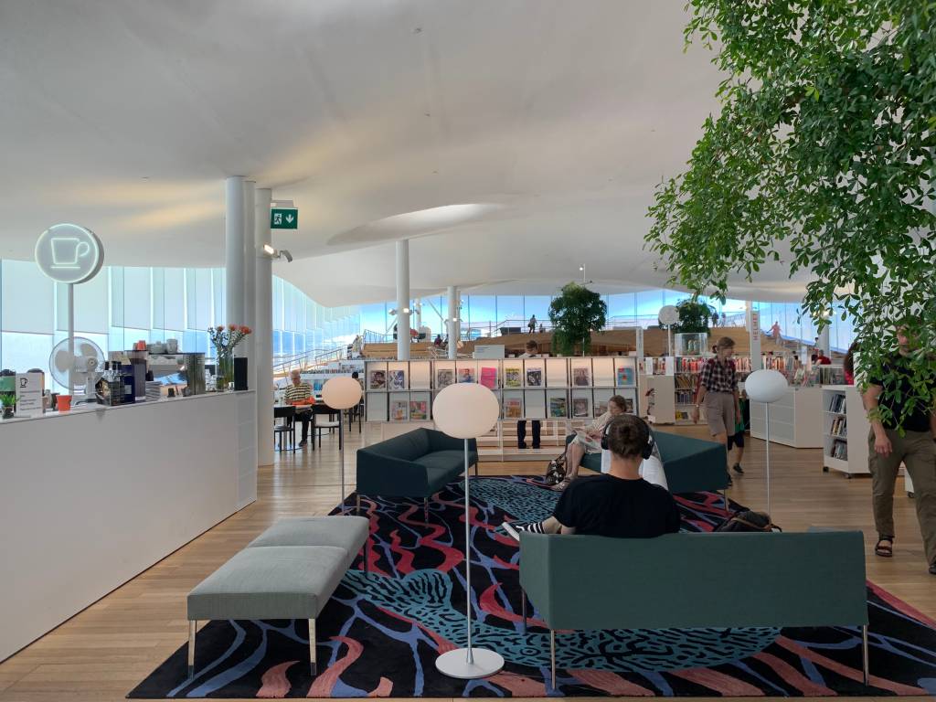 Helsinki – 1 Poderia ser o saguão de um hotel de luxo minimalista, mas é uma biblioteca pública em Helsinque.