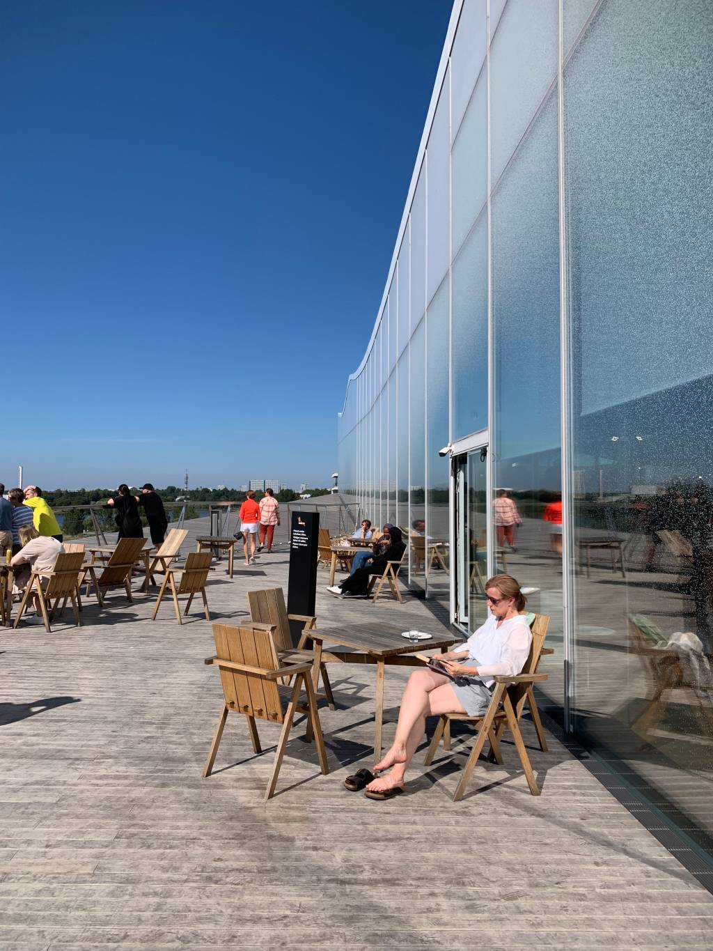 Helsinki – 2 Um dia de sol no terraço da biblioteca mais cool do planeta.