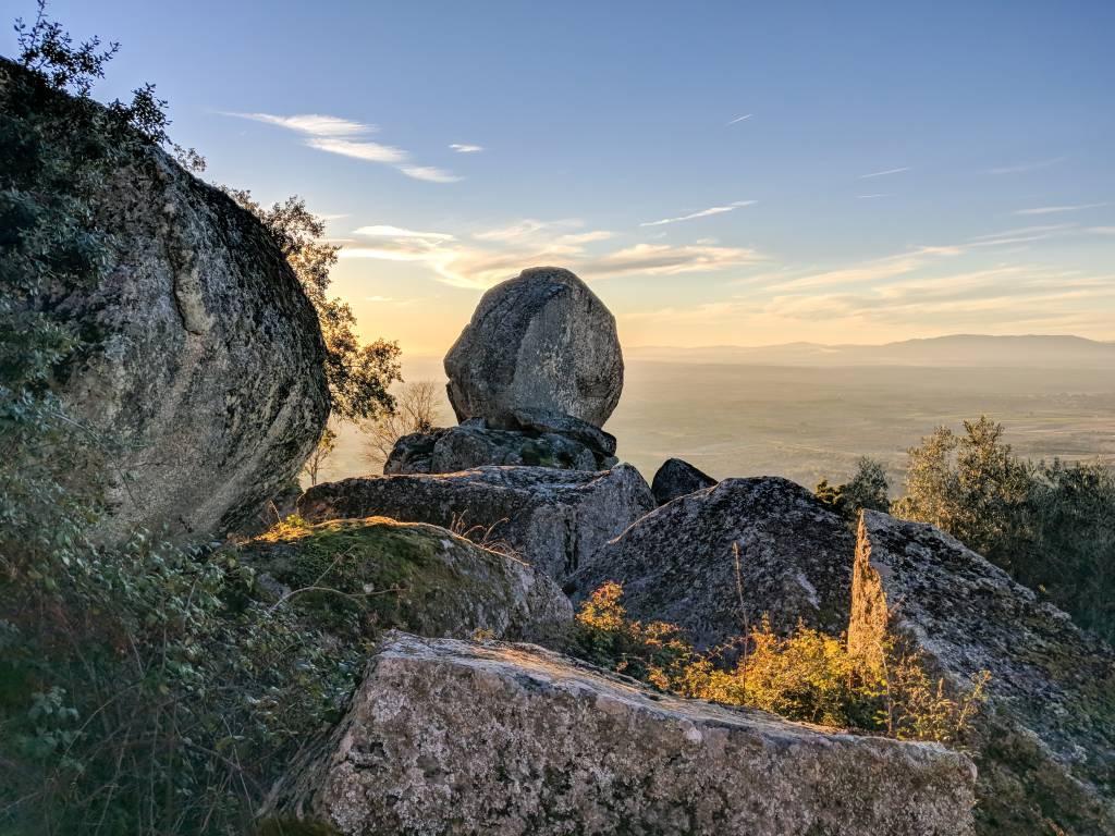 luis-silva-4qgz-hKFvPI-unsplash Formação rochosa impressionante em Portugal