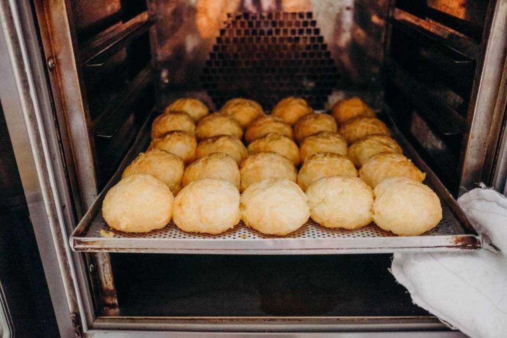 pão de queijo assado