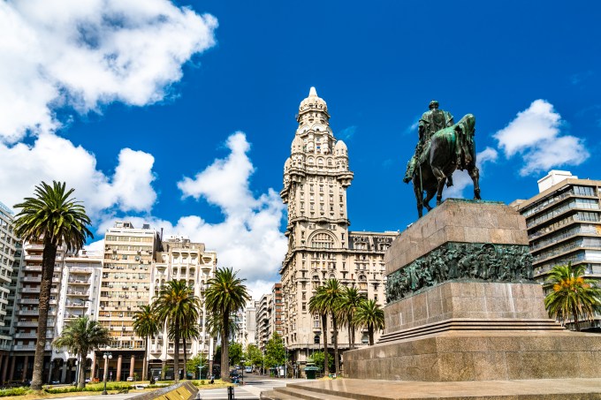 Mausoléu General Artigas e Palácio Salvo, Montevidéu, Uruguai