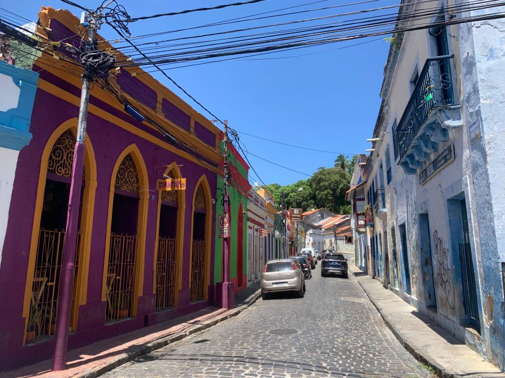 As cores da Rua do Amparo em um (raro) momento de quietude.