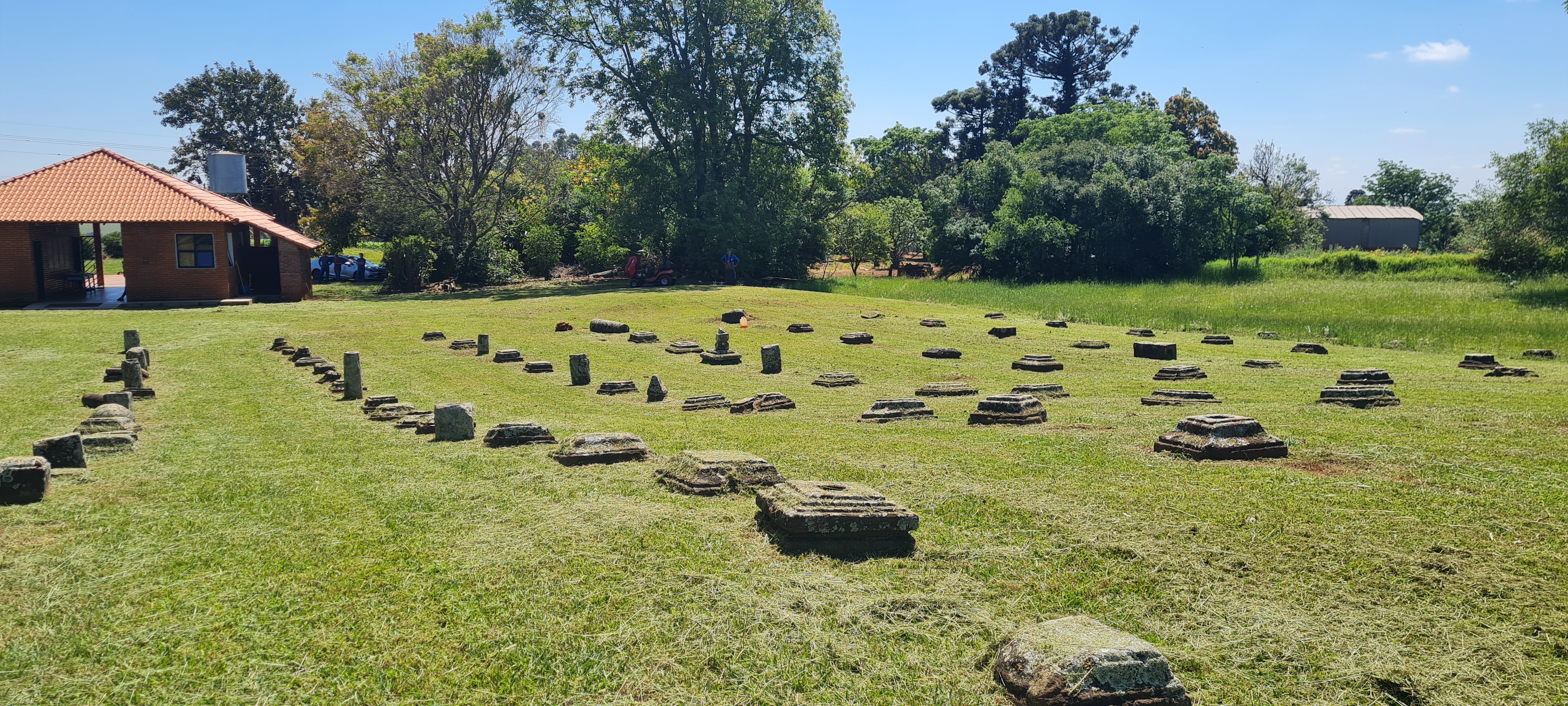 A imagem mostra pedras no chão