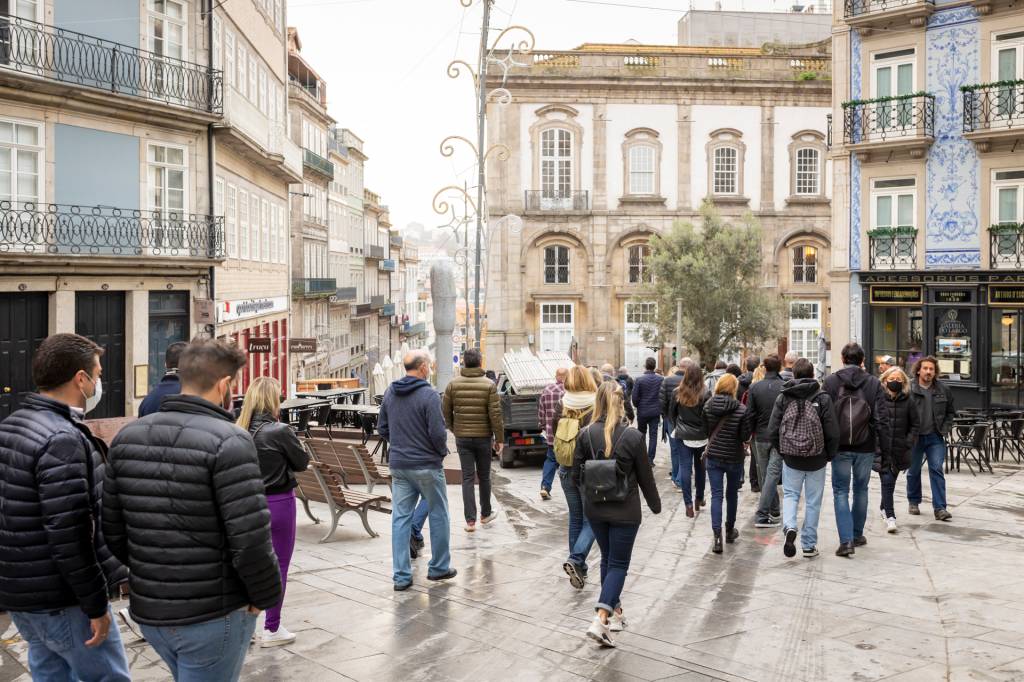 2282 Grupo de pessoas caminha por uma rua fechada para pedestres