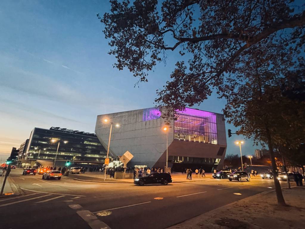 IMG_7625 O edifício da Casa da Música, que tem a forma de um diamante, ao fim do diam com uma luz de neon roxa numa das fachadas