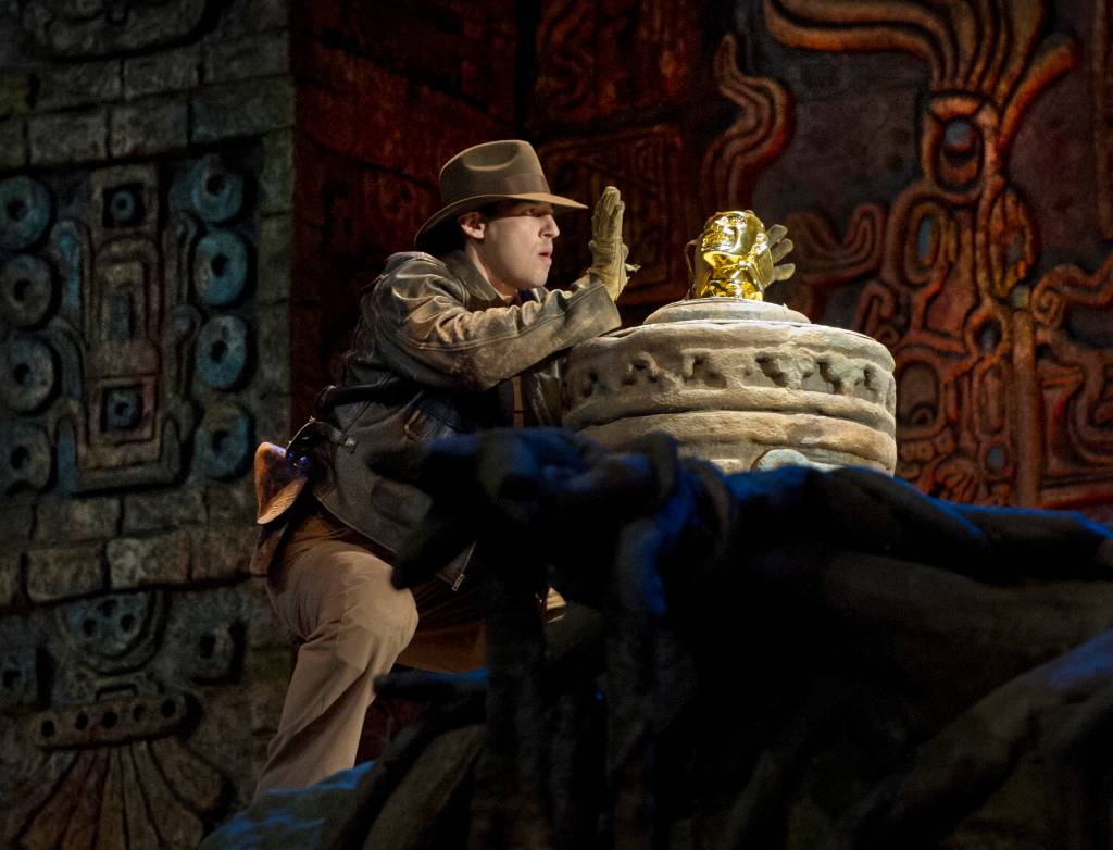 Indiana Jones Epic Stunt Spectacular! at Disney’s Hollywood Studios A imagem mostra um homem tentando pegar um objeto dourado