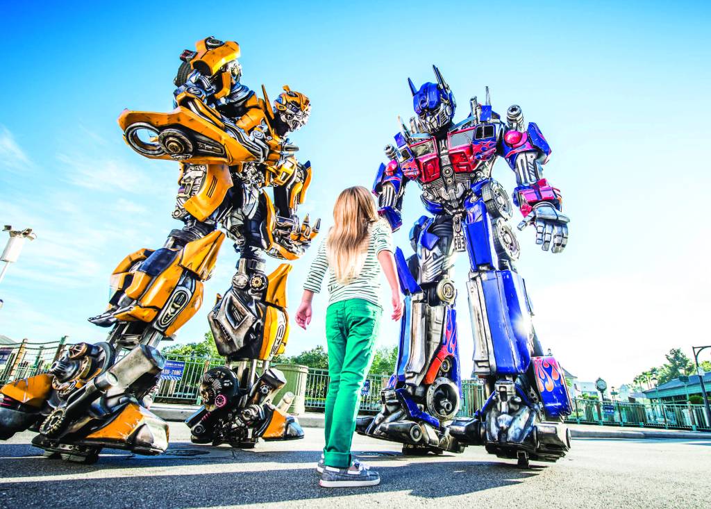 Transformers, Universal Studios Florida, Orlando, Estados Unidos A imagem mostra uma criança em frente a dois robôs gigantes