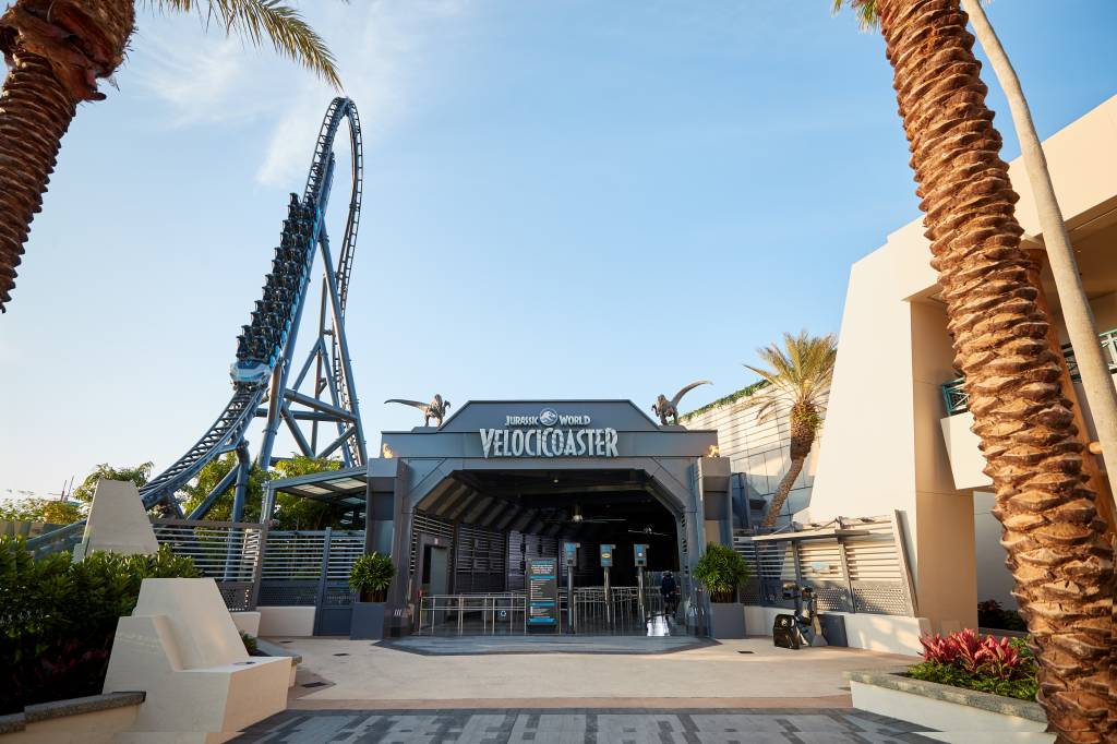 Velocicoaster, Islands of Adventure, Universal Orlando Resort, Orlando, Flórida, Estados Unidos A imagem mostra a entrada de uma montanha-russa cinza