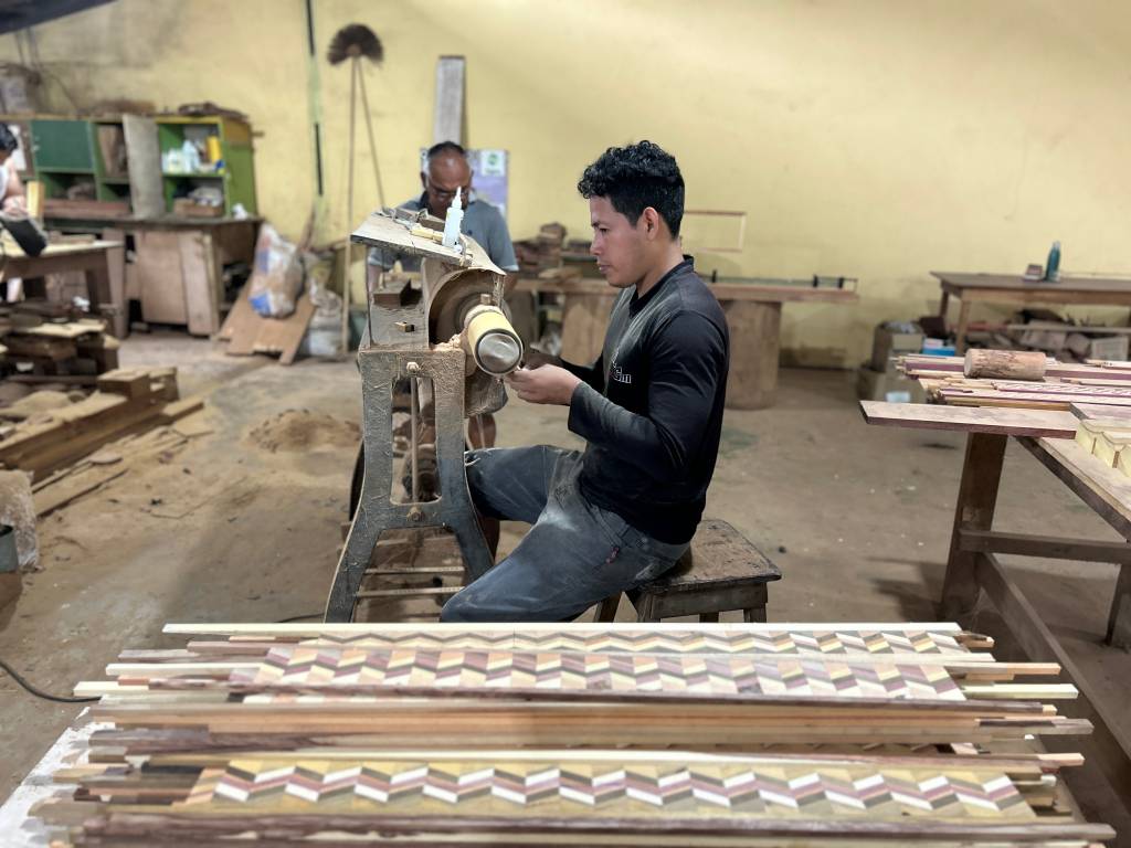 Amazonia_Adriana_Setti – 10 O belíssimo trabalho de marchetaria na Fundação Almerinda Malaquias, em Novo Airão.