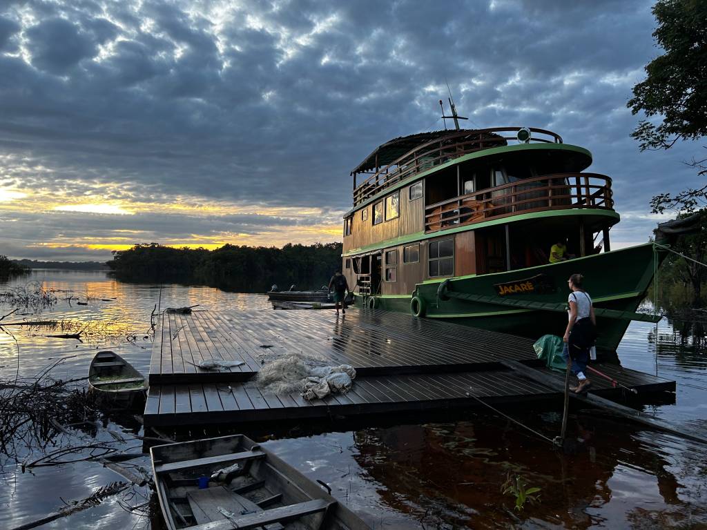 Amazonia_Adriana_Setti – 4 O barco Jacaré-Açu, da Katerre, atracado em uma comunidade ribeirinha ao amanhecer.