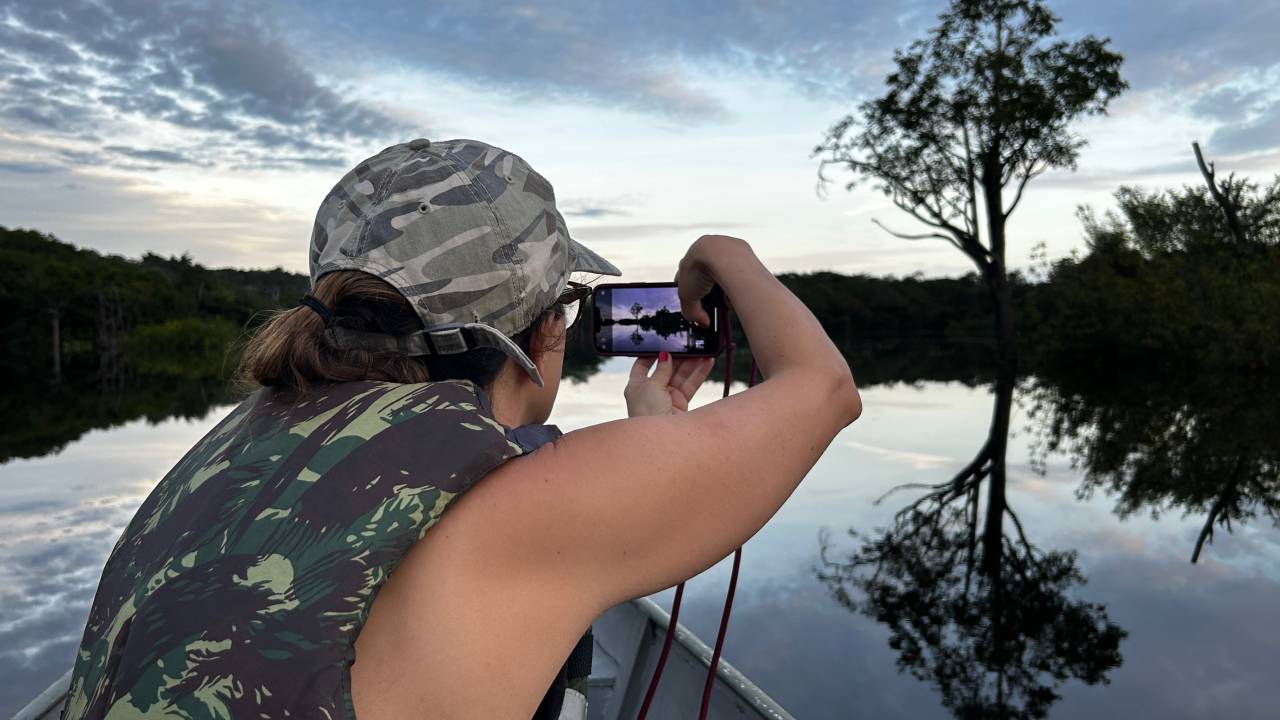 Os alucinantes reflexos da floresta nas águas do Rio Negro.