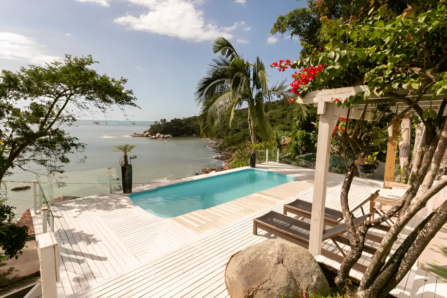 A fotografia mostra uma piscina num deck com vista para o mar