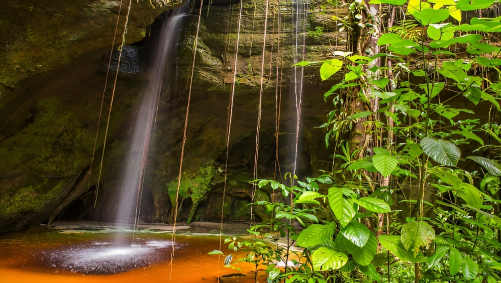 Gruta da Judeia: um oásis no meio da floresta de Presidente Figueiredo