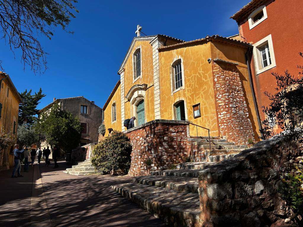 Roussillon – 4 igreja de Saint Michel, com sua fachada do século 17.