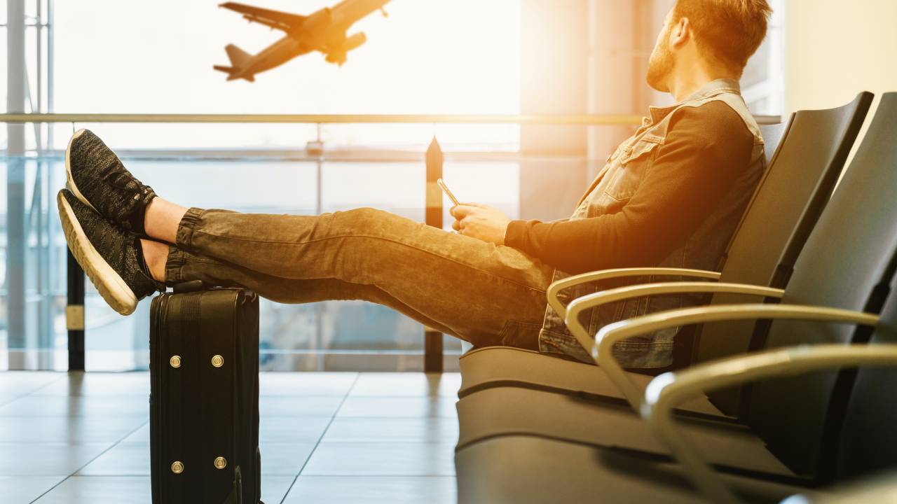 pessoa esperando no aeroporto
