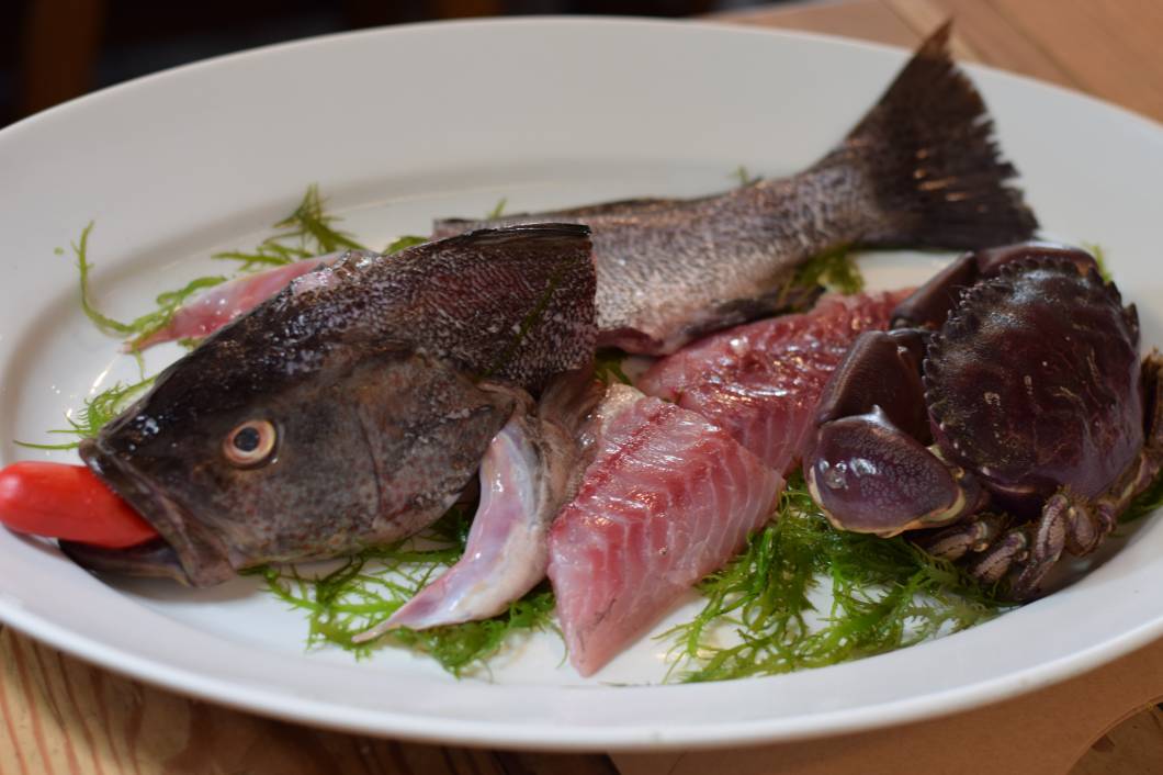 La Picantería: o peixe cabrilla em cortes prestes a ser preparado La Picantería: o peixe cabrilla em cortes prestes a ser preparado
