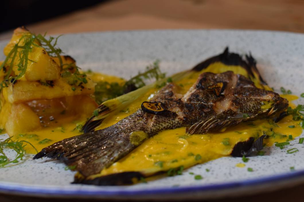 La Picantería: peixe na brasa com mandioca frita La Picantería: peixe na brasa com mandioca frita