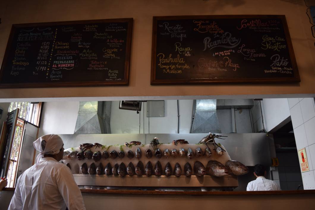 La Picantería: os peixes ficam à mostra em um bloco de gelo virado para o salão La Picantería: os peixes ficam à mostra em um bloco de gelo virado para o salão