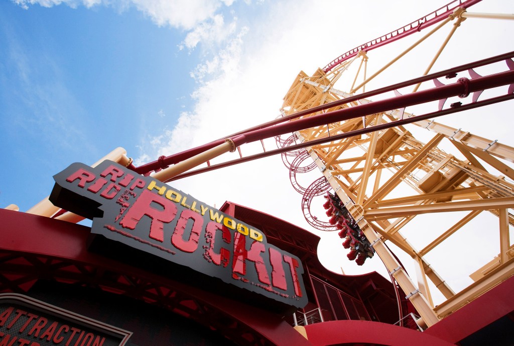 A Rockit reserva looping invertido, looping inclinado, queda com gravidade zero e curvas em altíssima velocidade