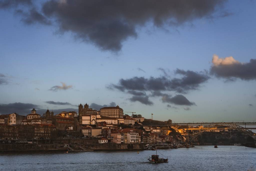 Fotografia de drone mostra a cidade do Porto vista a partir da outra margem do Douro, em Vila Nova de Gaia